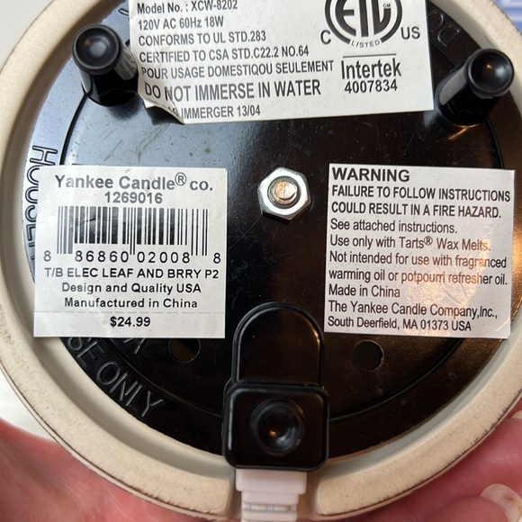 Yankee Candle Electric Leaf and Berry Tart or Candle Warmer Ivory with light - Picture 9 of 11